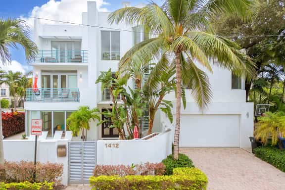 Walk to Las Olas | 4BR Ensuite | Heated Pool - Image 1