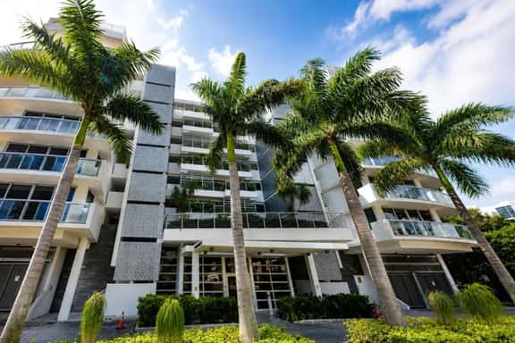 Chic Bay Harbor 3BR, Rooftop Pool, Free Parking - Image 1
