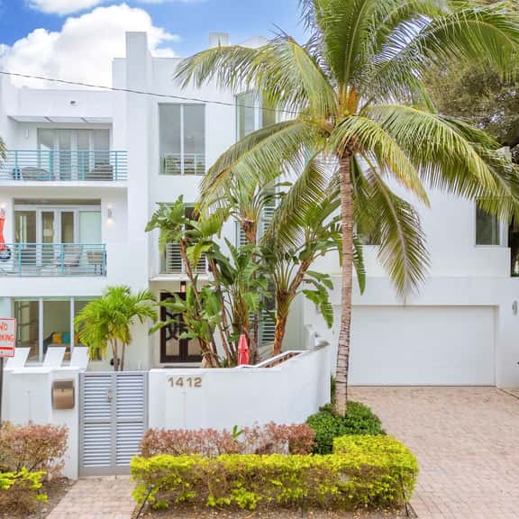 Walk to Las Olas | 4BR Ensuite | Heated Pool - Image 1