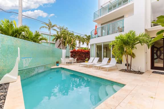 Walk to Las Olas | 4BR Ensuite | Heated Pool - Image 5