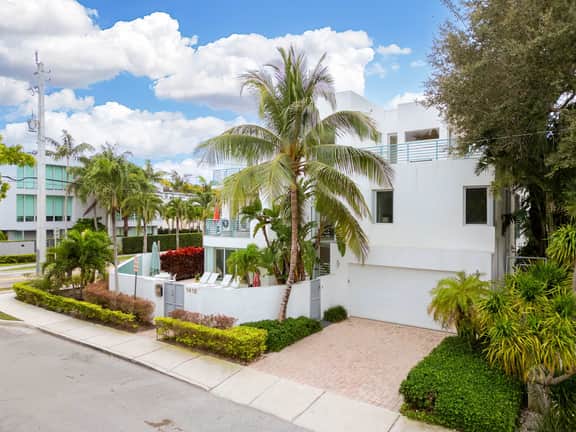 Walk to Las Olas | 4BR Ensuite | Heated Pool - Image 2